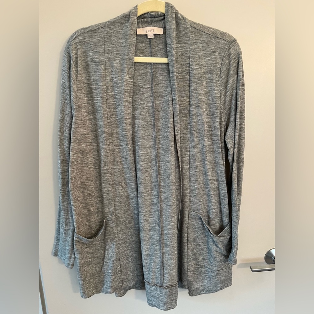 LOFT Women’s Size Large Heather Gray Sweater - Lightweight, perfect for spring